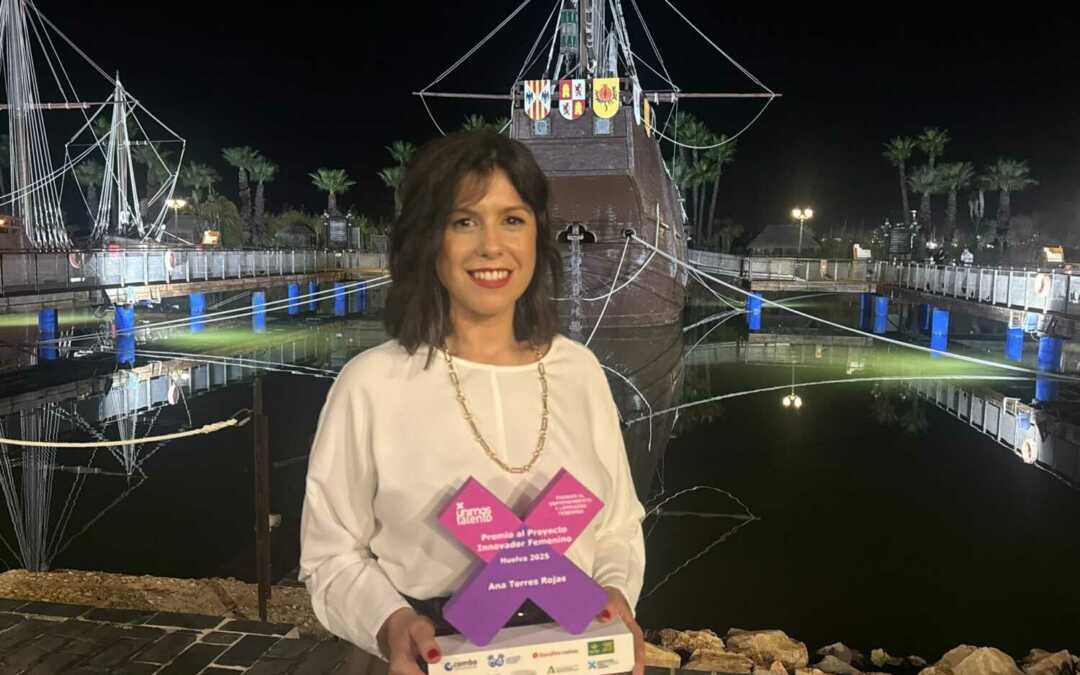 Ana Torres recibe el premio al Proyecto Innovador Femenino 2025 por Real Golf Studio
